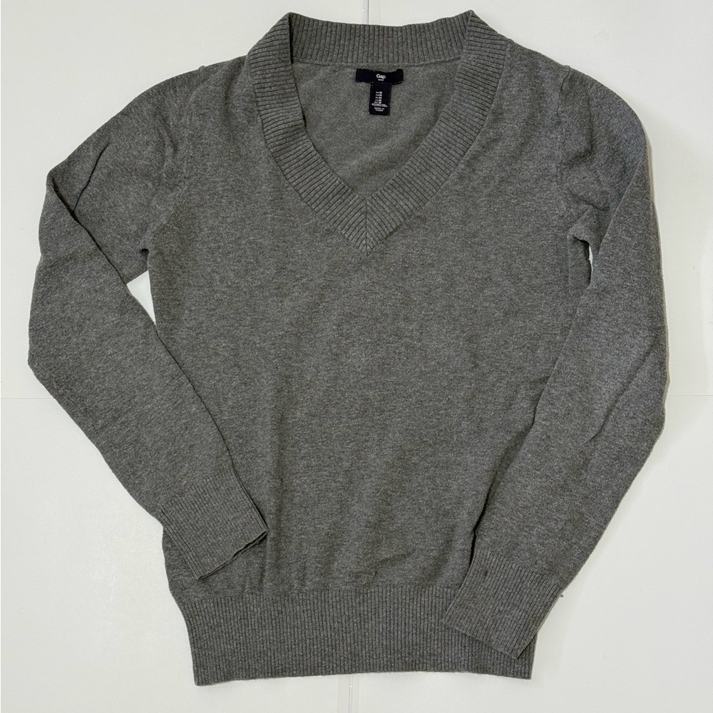 GAP Women's V-Neck Sweater in Heather Gray